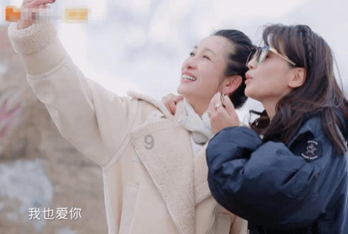 跑步机也伤娃!孩子玩耍时撞到跑步机被擦伤 半个手背皮肤被擦掉